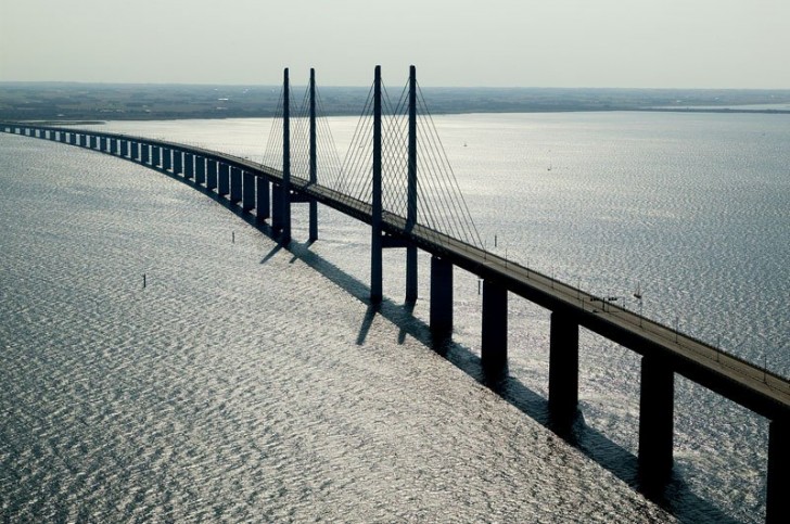 Avec de hauts pylônes de plus de 200 mètres, c'est le pont suspendu (appelé plus correctement «pont à haubans») le plus long d'Europe