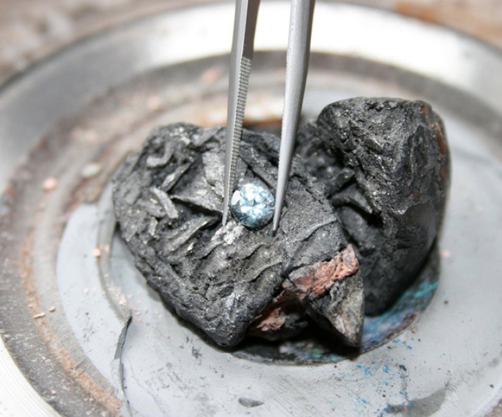 Dopo la cremazione il carbonio viene prelevato, scaldato a 1.500 gradi e modellato con la caratteristica forma di un diamante