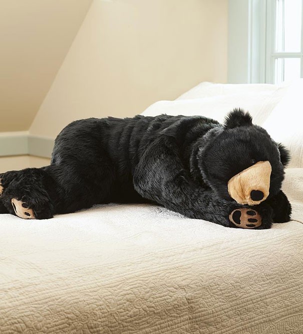 L'artista ha invitato tutti coloro che acquistano il Big Sleeping Bear ad inviare una foto stretti nell'abbracio del loro amico morbidoso e minaccioso