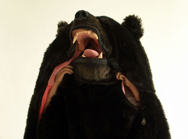 Il Big Sleeping Bear ha le fauci spalancate, proprio come un orso privo di vita, chiara provocazione per combattere il maltrattamento degli orsi