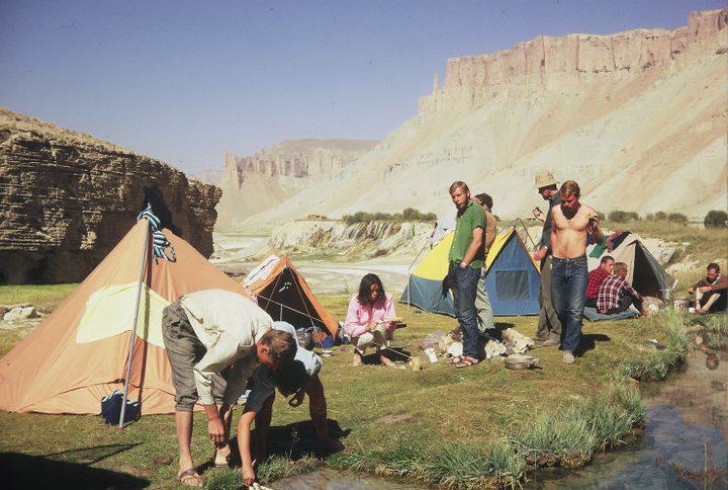 Visiteurs étrangers dans un camping dans le parc national Band-e Amir