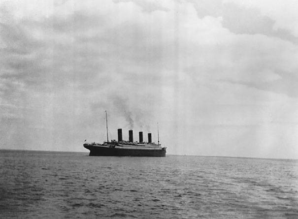 De laatste foto van de Titanic boven water