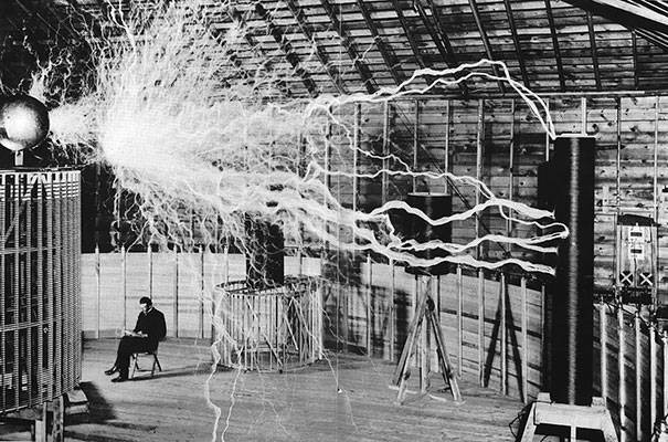 Nikola Tesla (uno dei padri della corrente elettrica alternata) nel suo laboratorio con il suo trasmettitore d'amplificazione