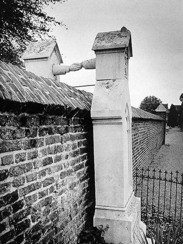 Le tomba di una donna cattolica "stringe la mano" a quella di suo marito protestante (Olanda 1988)
