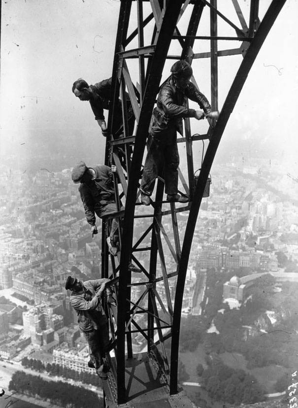 Des ouvriers peignent la Tour Eiffel (1932)