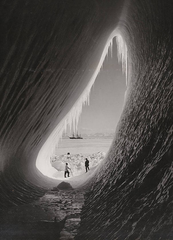 Una grotta all'interno di un iceberg durante la spedizione inglese in Antartide, 5 gennaio 1911