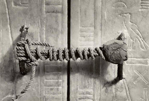 Il sigillo intatto della tomba di Tutankhamon nel 1922, ben 3.245 anni dopo sua chiusura
