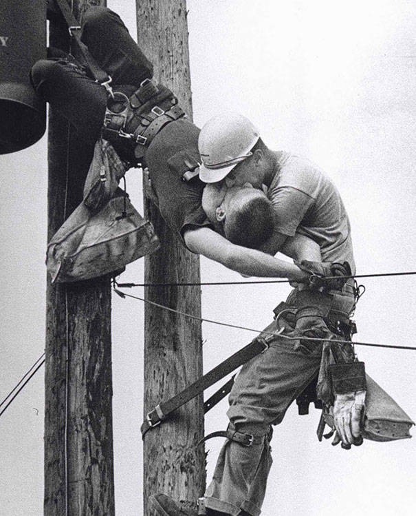 Un ouvrier effectue le bouche-à-bouche à un de ses collègues électrocuté par un câble de haute tension (1967)