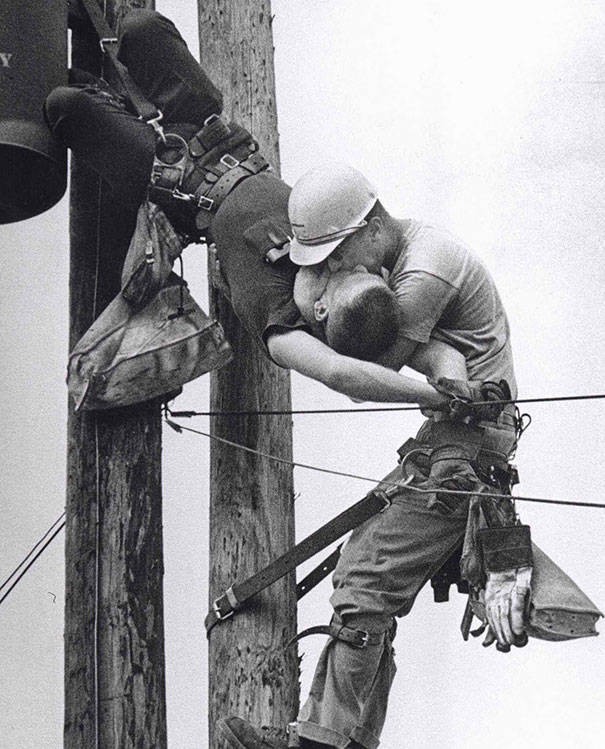 Een man geeft zijn collega mond-op-mond beademing nadat deze werd geëlektrocuteerd door een hoogspanningskabel (1967)