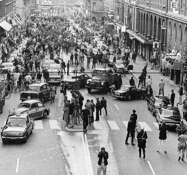 Zwitserland heeft in 1967 het rechts rijden ingevoerd: dit is de eerste dag na invoering van deze nieuwe regel