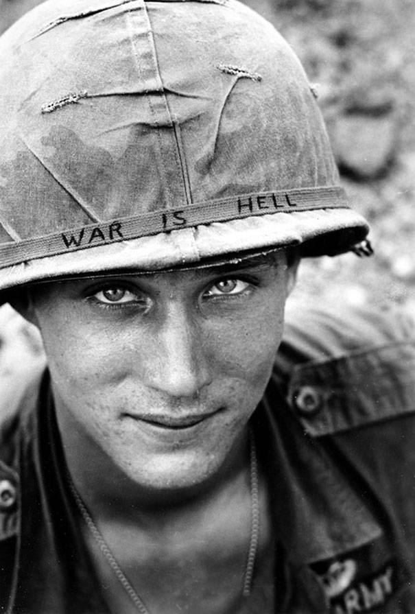 De intense blik van een onbekende soldaat in Vietnam (1965)