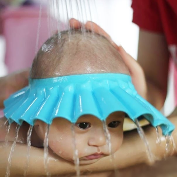 Il bagnetto sarà meno traumatico con questo cappellino che protegge il viso dei bimbi dal getto dell'acqua