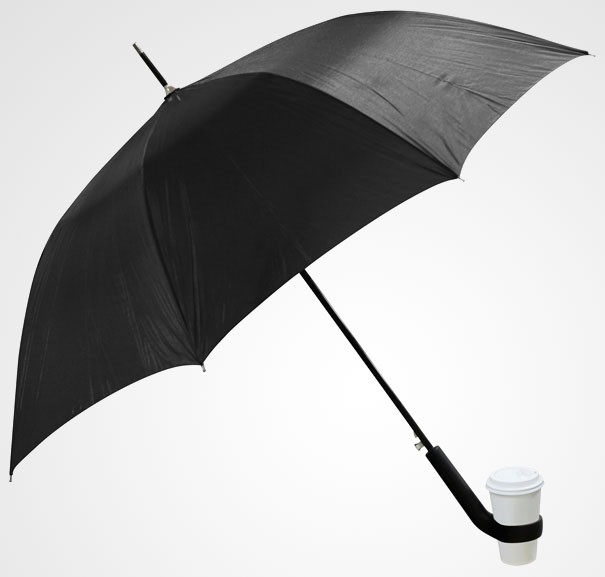 Un parapluie avec un embout porte-verre peut rendre agréable le moment du café, même en cas de pluie