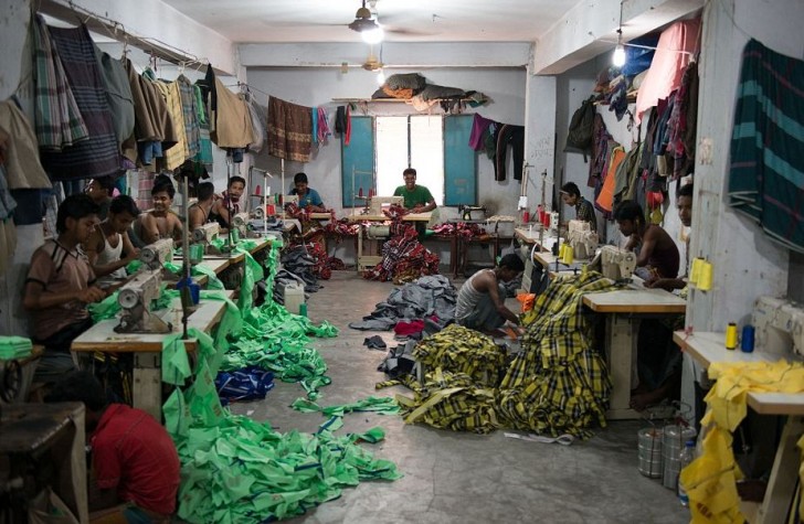 Lo stesso sta accadendo in Bangladesh, dove migliaia di bambini sono costretti a cucire per ore. Ecco una fabbrica clandestina di abbigliamento situata poco lontano dal centro di Dacca, la capitale.