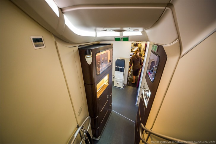 Ecco cosa vuol dire viaggiare in prima classe sull'aereo più lussuoso del mondo - 22
