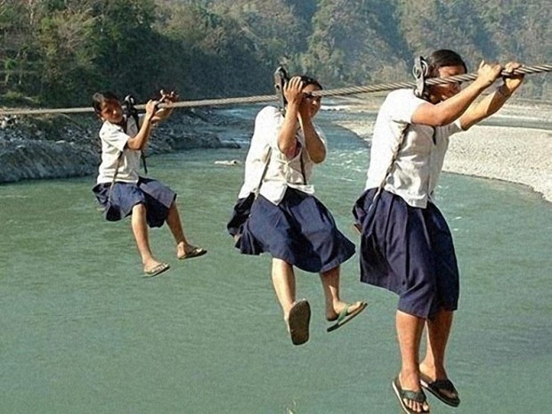 In dit gebied van Nepal gaan kinderen naar school via een kabelbaan ZONDER te zijn gezekerd!