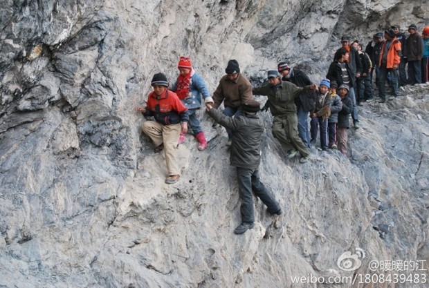 In de regio Xinjiang, in China leggen kinderen een lange reis af om naar school toe te gaan.