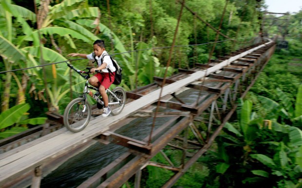 Naar school... op een geïmproviseerd fietspad (Indonesië)