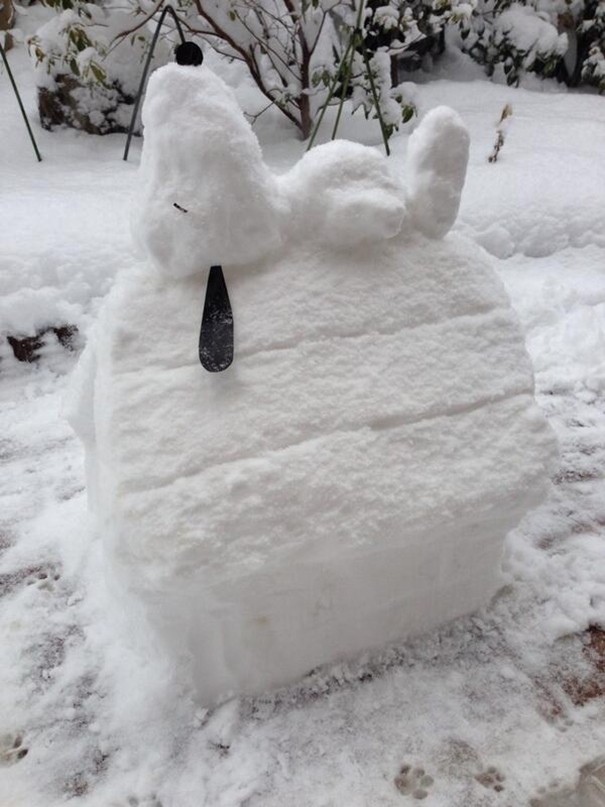Il povero Snoopy sembra poter schiacciare i suoi pisolini anche nella neve!