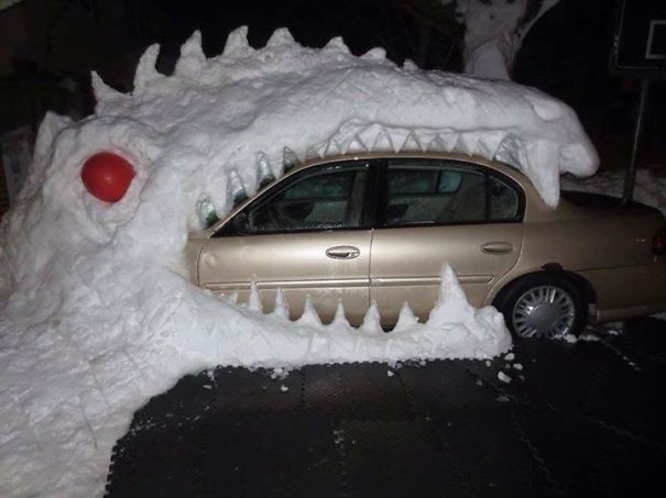 Dalla neve possono uscire fuori strane creature... anche dinosauri! 