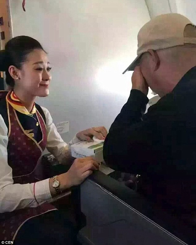 Fan è un'assistente di volo della Hainan Airlines dal 2004: 11 anni di lavoro, spesi bene, durante i quali ha compreso che gli anziani e gli ammalati, come signor Niu, meritano un trattamento speciale