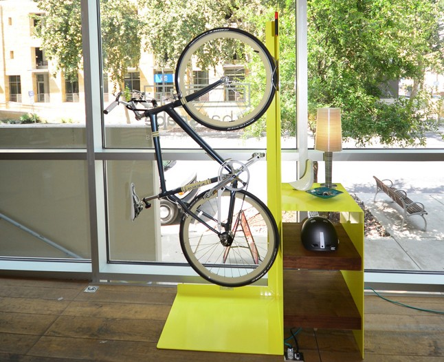 Se arrivate nel vostro ufficio in bici, fate comprare al vostro capo questo comodo mobile che serve anche per dividere gli ambienti.