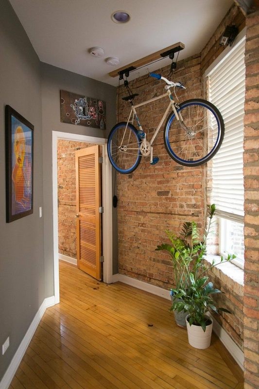 Con dei soffitti alti si può anche pensare di appendere le vostre bici con degli agganci murati al soffitto: non vi accorgerete delle bici fino a quando non alzerete gli occhi!