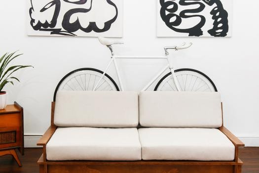 Der selbe Designer Manuel Rossel hat ebenfalls dieses Sofa, mit einem Einlass für das Fahrrad auf der Rückseite, entworfen. So schlägt er zwei Fliegen mit einer Klappe.