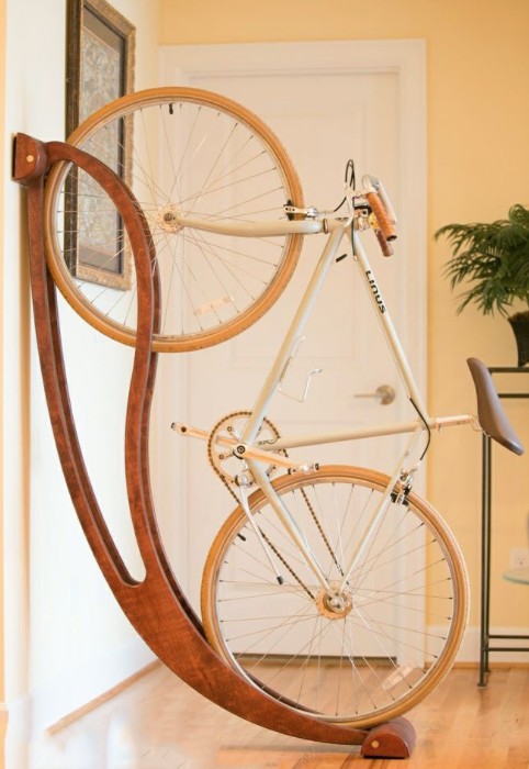 Wenn eurer Fahrrad im klassischen Stil gehalten ist, wieso behandelt ihr es nicht wie ein Kunstwerk? Dieser Ständer aus Ebenholz gibt ihm die Aufmerksamkeit, die es verdient.