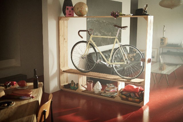 Les palettes polyvalentes servent également à accueillir les vélos, d'une manière originale en séparant deux espaces.