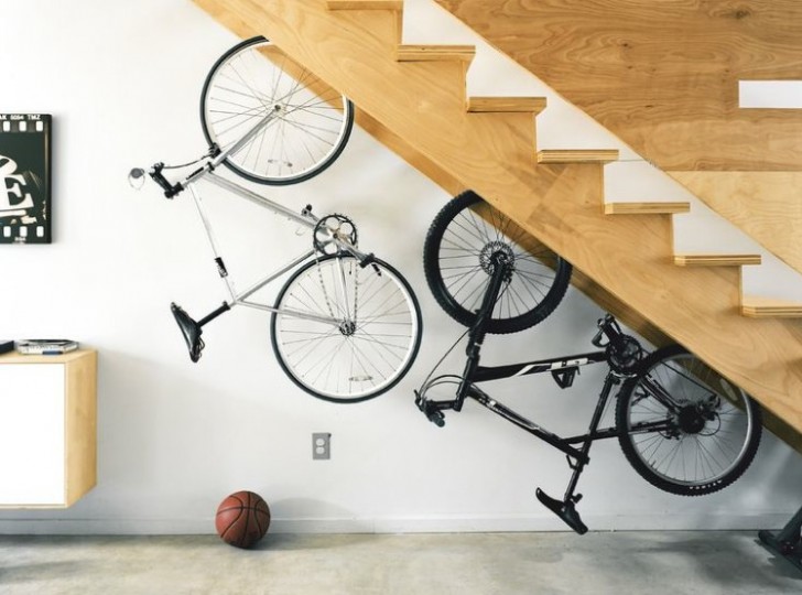Le dessous des escaliers est souvent inutilisé et c'est un endroit parfait pour accueillir des vélos sans occuper plus de place dans la maison.
