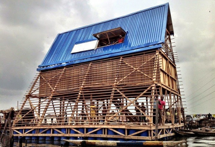 Esistono pochissime scuole per le migliaia di persone che vivono a Makoko: una di queste è stata costruita con fusti di plastica riclata, finanziata dall'ONU e da una ONG tedesca.