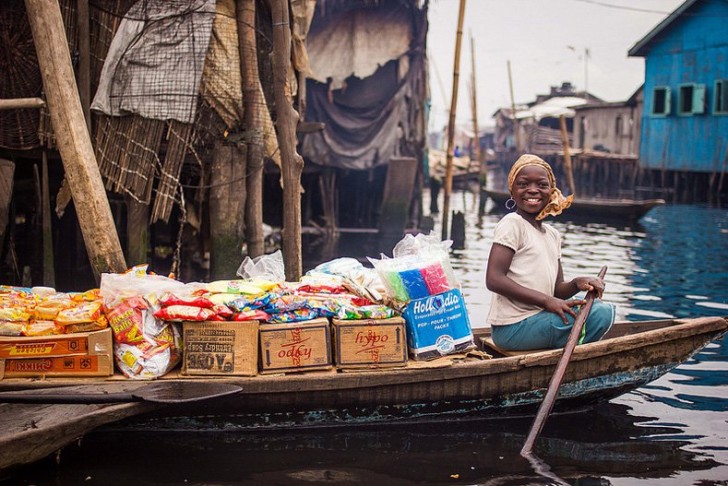 De gezinnen in Makoko leven van de visserij en houtwinning