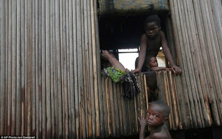 Per decenni i residenti a Makoko non hanno potuto usufruire di acqua potabile, elettricità e un servizio di smaltimento dei rifiuti.