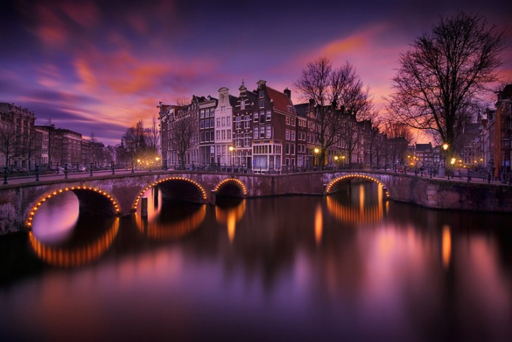 11. Veduta notturna di Amsterdam