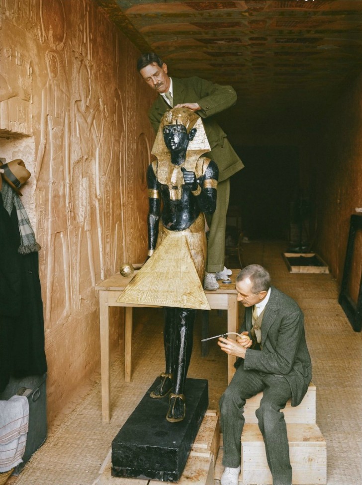 11. Een geïmproviseerde werkplaats in de tombe van Seti II, waarin Arthur Mace en Alfred Lucas de beelden oppoetsen