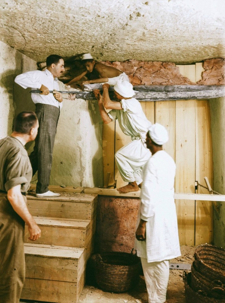 15. Carter, Callende en de twee arbeiders verwijderen de muur tussen de voorkamer en de grafkamer