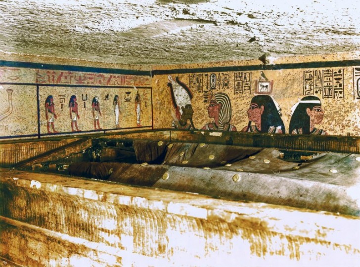 16. In der ersten äußeren Grabkammer, die den Körper des Pharaos enthielt, wurde ein enormes Zelt aus Leinen entdeckt, mit Rosetten aus Bronze, das den Sternenhimmel versinnbildlicht. 