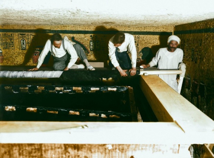 17. Carter, Mace et un travailleur égyptien enveloppent soigneusement le vêtement de lin qui couvre le deuxième sanctuaire