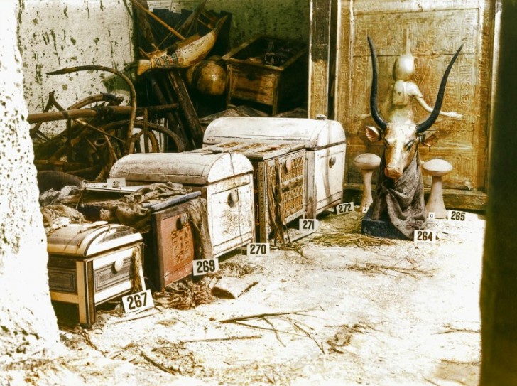 8. Buste van de godin Hathor. Op de achtergrond gouden kisten en canopes, vazen waarin de organen van de farao zijn bewaard