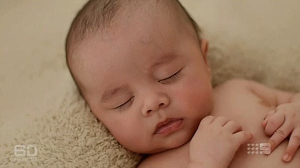 Après un traitement contre l'infertilité, et en utilisant la moitié du sperme congelé, Alex et Vi ont donné naissance à Xavier le 17 Juin 2015.