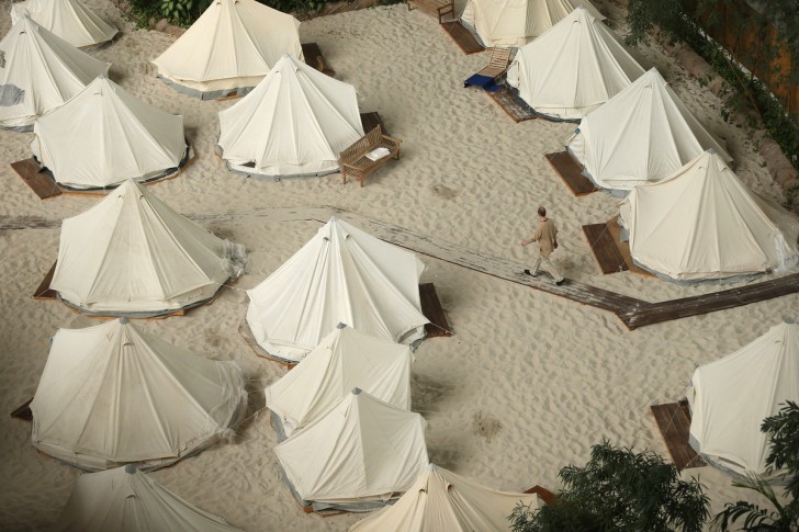 Per dormire in spiaggia vengono fornite delle tende in cui passare la notte.