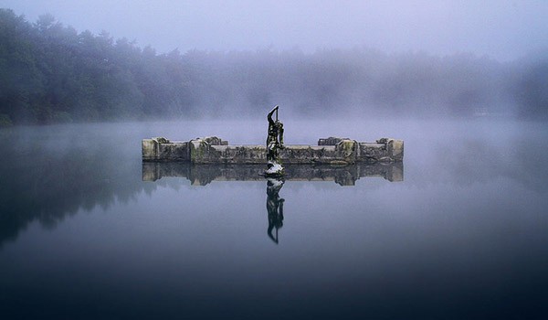 Una statua del dio Nettuno troneggia sul lago, come a proteggere la costruzione sottostante