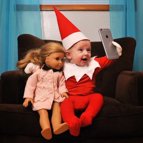 Quando il papà è tornato in possesso del telefono si è ritrovato la galleria intasata dalle centinaia di selfie del piccolo elfo...