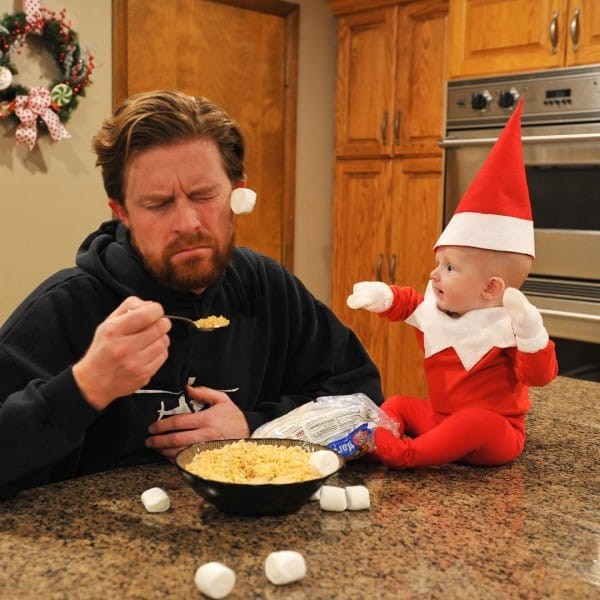 Come afferma Alan sul suo blog, durante le vacanze di Natale non è in grado di fare colazione senza rischiare di essere colpito da un marshmallow.