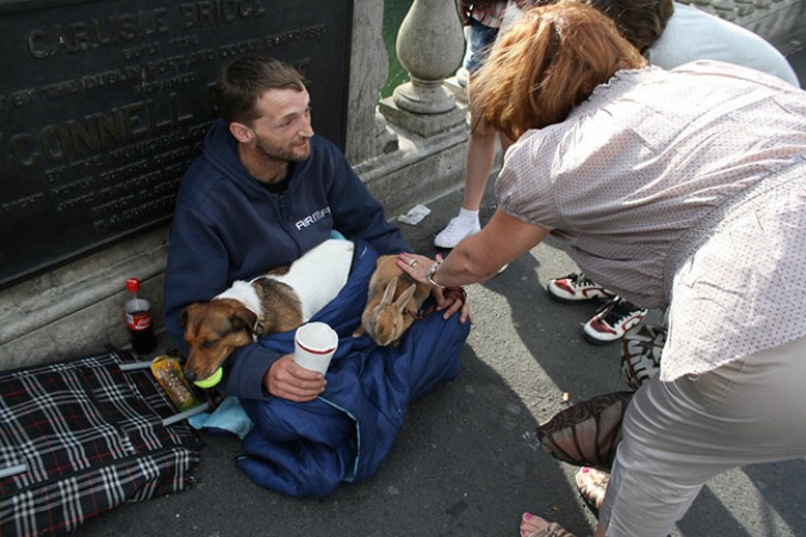 Deze man brengt zijn dagen door samen met zijn hond en konijn.