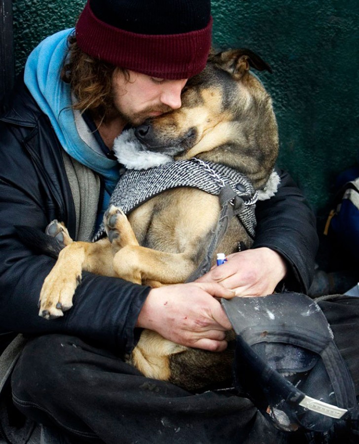 L'abbraccio di un cane può scaldare di più di una coperta.