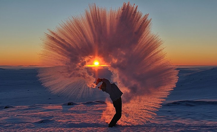 Il lance une tasse de thé chaud au Pôle Nord... le résultat est magnifique! - 1