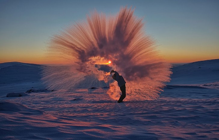 Il lance une tasse de thé chaud au Pôle Nord... le résultat est magnifique! - 3