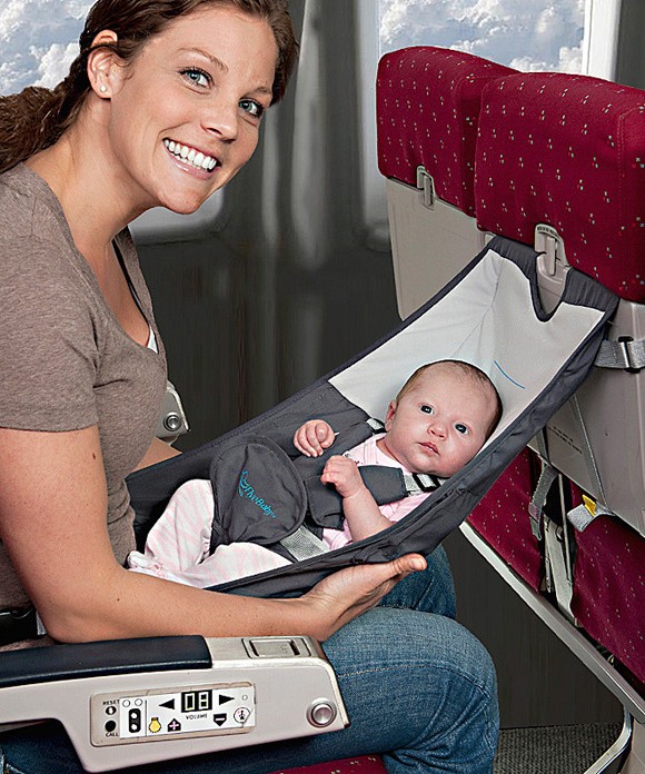 In caso di un viaggio in aereo insieme al bimbo appena nato, esistono delle "culle" apposite che distendono il piccolo comodamente. È possibile acquistarlo sul web ad un prezzo molto inferiore di quello di un biglietto aereo!